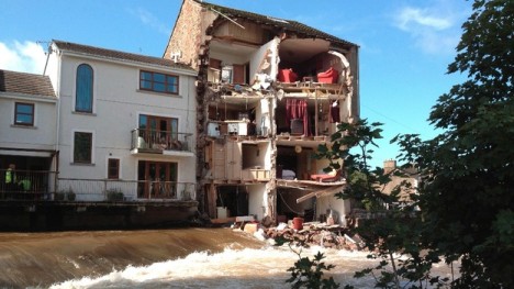 124054=6877-egremont apartment collapse