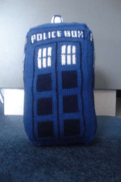 55514=2896-The-Tardis-knitted (250 x 375