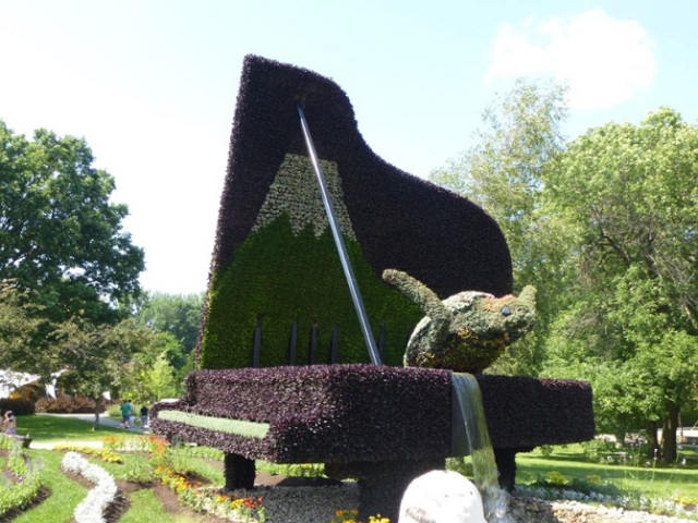 571e82c84ef75_Grandpianointhegarden.jpg.