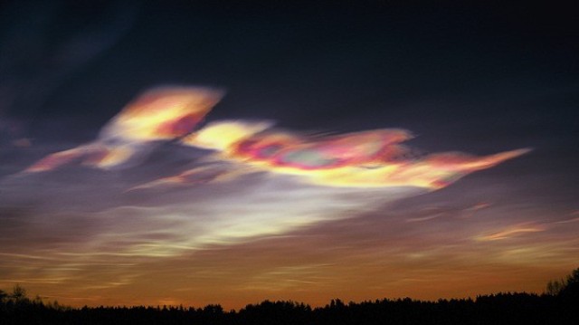 Noctilucent clouds_polar stratospheric.jpg