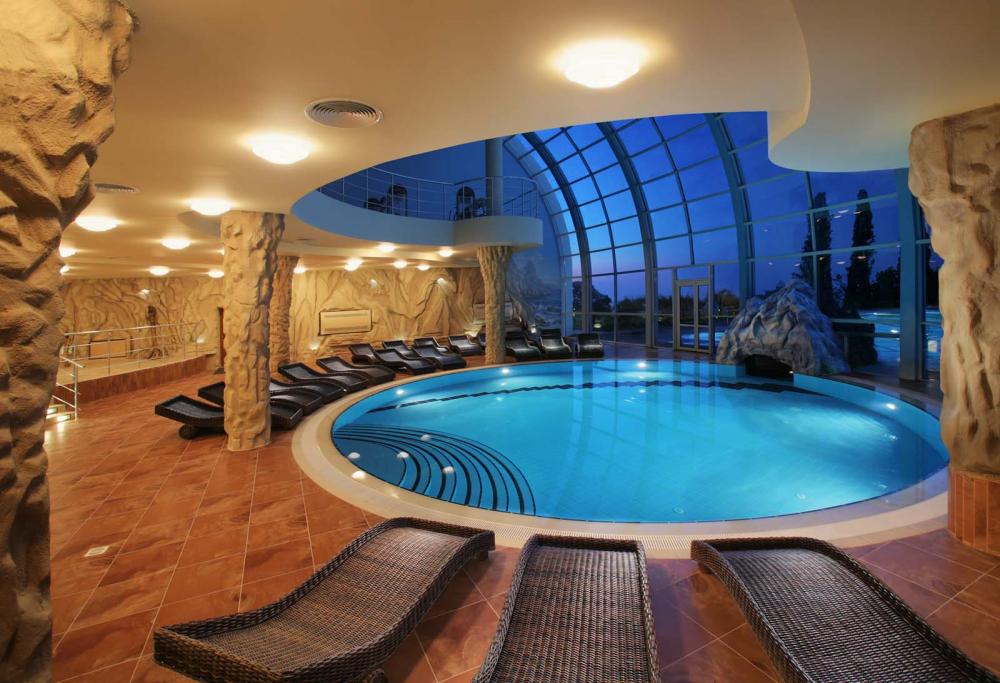 6-extravagant-design-cool-round-formed-indoor-pool-with-lounge-area.jpg