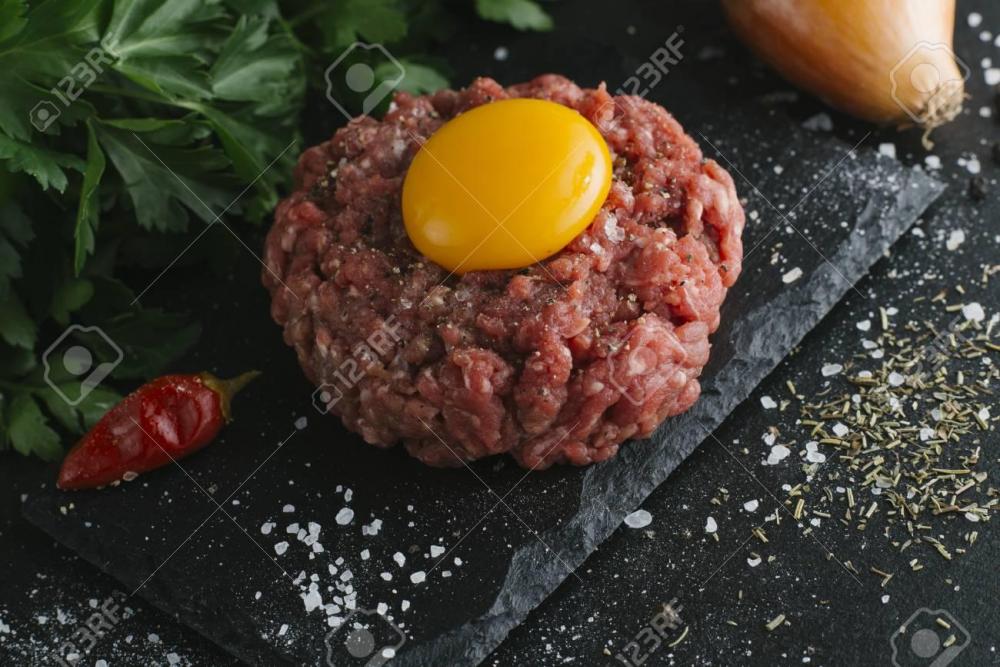 tartarsteak-rindfleisch-rohes-gehacktes-fleisch-mit-gewürzen-kräutern-und-eigelb-frisch-würzig-köstlich-feinschmeck.jpg