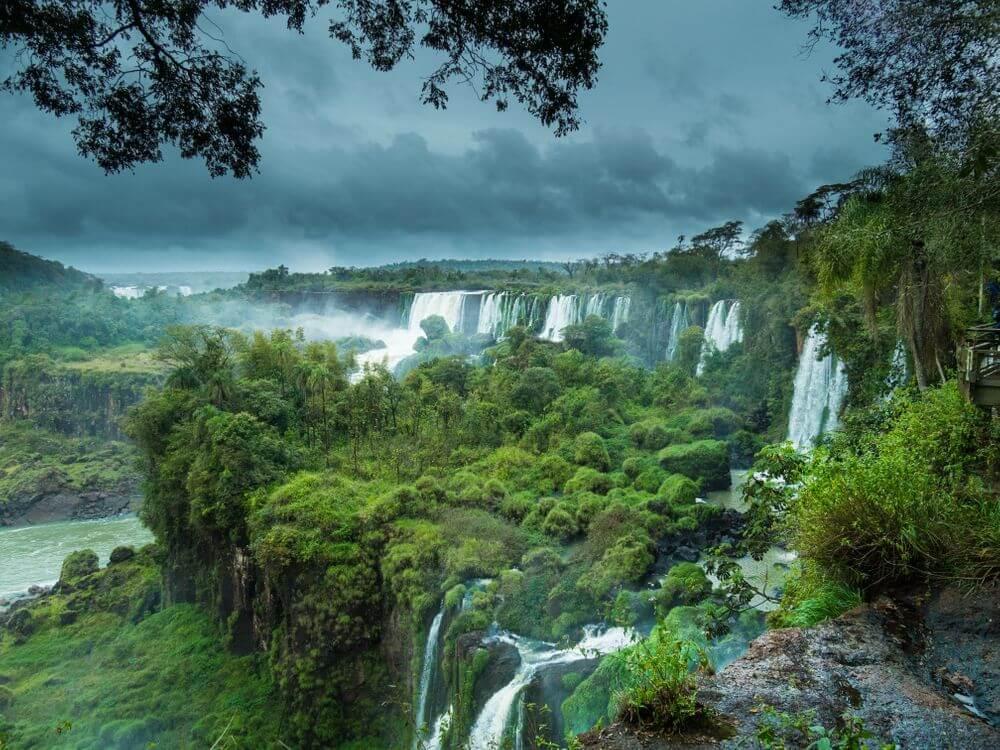 iguazu-falls-and-greenery.jpeg.dc978a8a9513f319ce6e993ee519d089.jpeg