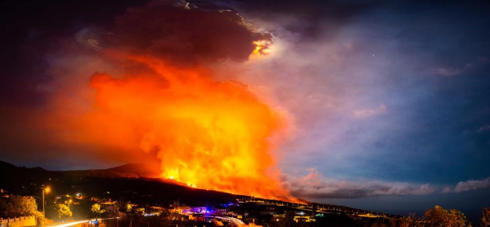 new-volcano-in-la-palma-pirocumulo-and-full-moon-1.thumb.jpg.e8c6c99a05dde5704d8ad535e1be2bc8.jpg