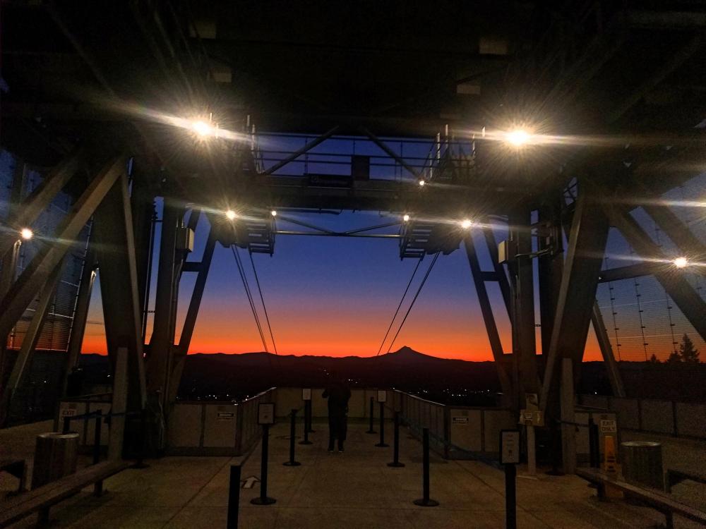 IMG_OHSU TRAM loading unloading 10  2 19 20191002_064559422_Fotor.jpg