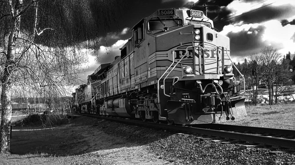 BW BNSF train heads west out of Rainier Oregon.jpg