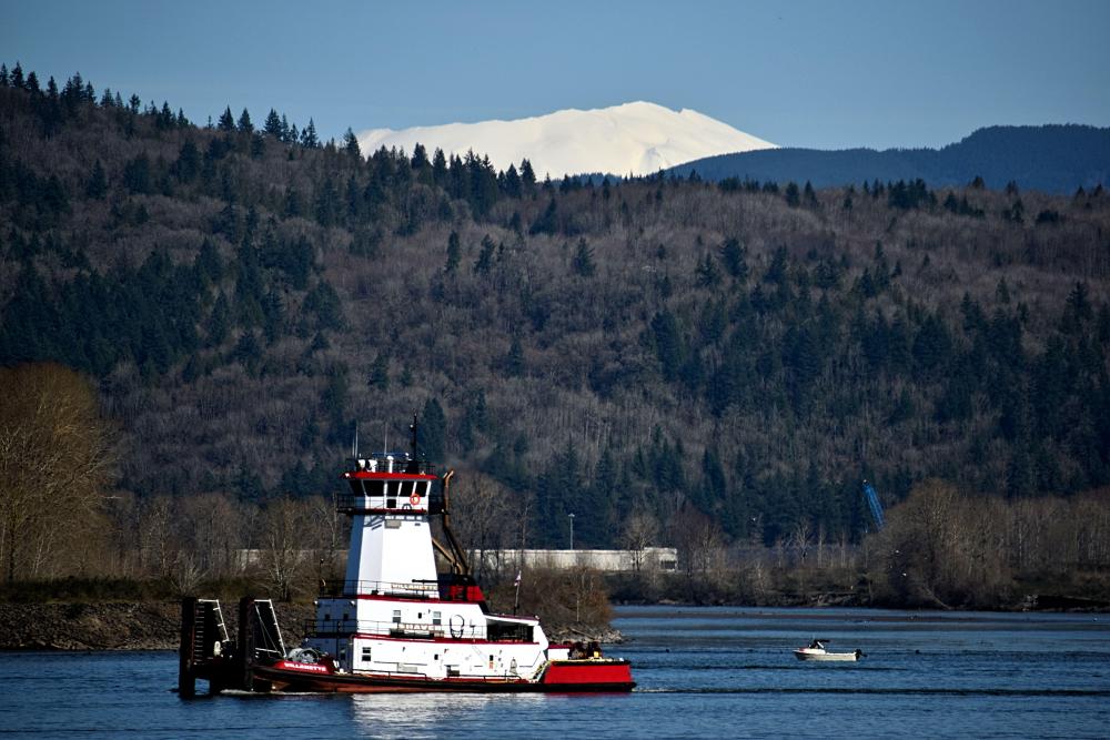 DSC_0650 WILLAMETTE TUG MT St helens fishing boat.jpg
