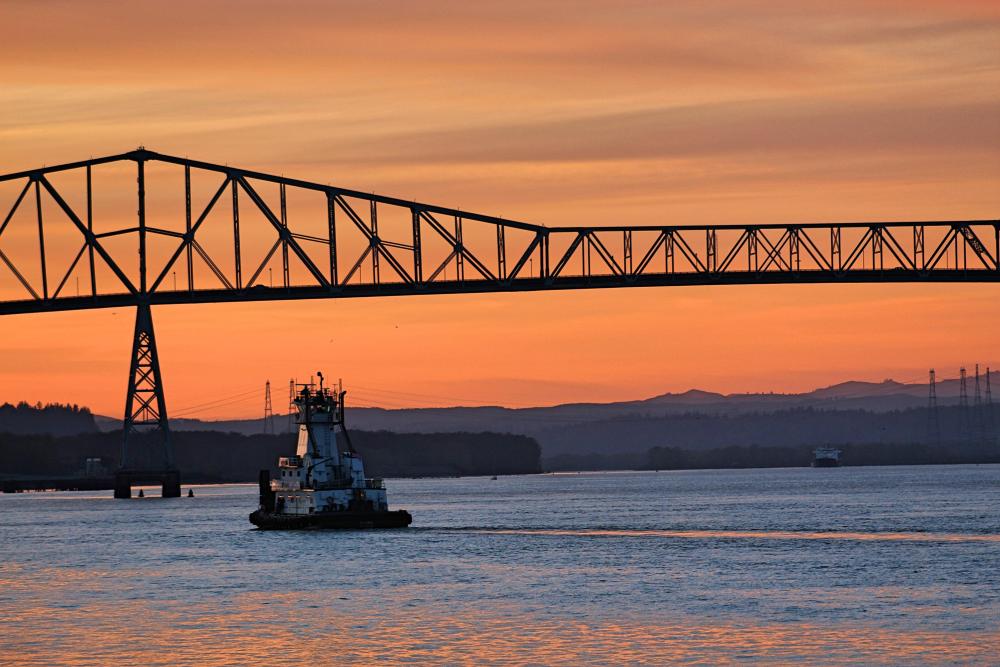 IMG_7255 tug lcb sunset Portland Tug.jpg