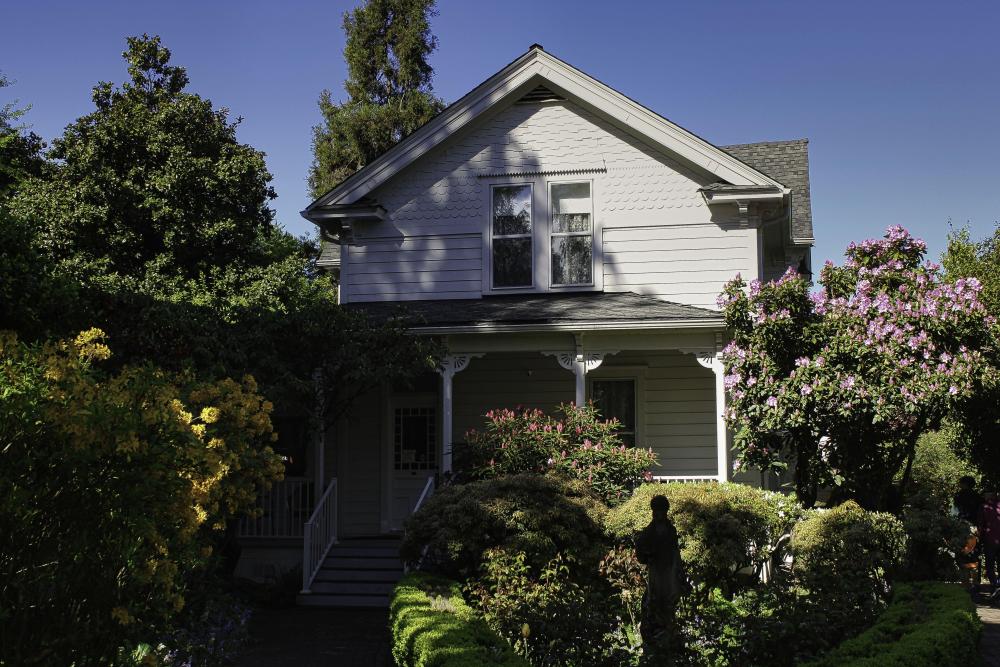 IMG_3720 klager lilac garden front of house FE.jpg